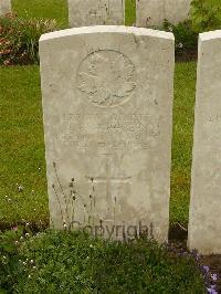 Etaples Military Cemetery - Rogers, C T W